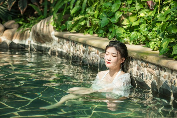 红石榴石手链，助你提升运势、招财进宝、缓解疼痛、舒缓关节炎